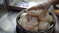 Dijajakan bersama roti srikaya, bakpao di Bakpao Achin ini dibanderol Rp 7.500 per buahnya. Lokasinya berada pada halaman rumah pemiliknya di Jalan Pademangan II, Pademangan Timur, Jakarta Utara. Foto: Instagram/Istimewa