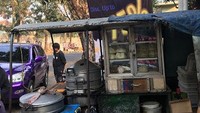Bakpao Elfin dijajakan dengan mobil pick up yang bagian belakangnya telah dimodifikasi. Berjualan di Jalan Anggrek Loka No.7, Rawa Buntu, Tangerang Selatan, harga bakpaonya dipatok Rp 9.000 per buah. Foto: Instagram/Istimewa