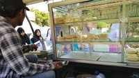 Penjual bakpao bernama Bakpao Wakwaw di Karawang ini tak pernah sepi pembeli. Harga bakpao yang mulai dari Rp 3.000an dan disajikan hangat membuat banyak pelanggan sering memberhentikan mobil untuk membelinya. Foto: Instagram/Istimewa