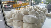 Adonan bakpao yang lembut ditambah isian daging ayam dan kacang hijau yang legit dibanderol mulai Rp 8.000. Bakpao ini bernama Bakpao California Pak Bambang di Jalan Petogogan II, Kebayoran Baru, Jakarta Selatan. Foto: Instagram/Istimewa