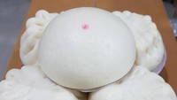 Ukuran bakpao yang besar membuat pelanggannya puas menyantap Bakpao Berkah Jaya 3. Berada di Jalan Anggrek Rosliana, Kemanggisan, Jakarta Barat, cukup membayar Rp 8.000 untuk mendapatkan bakpao ini. Foto: Instagram/Istimewa