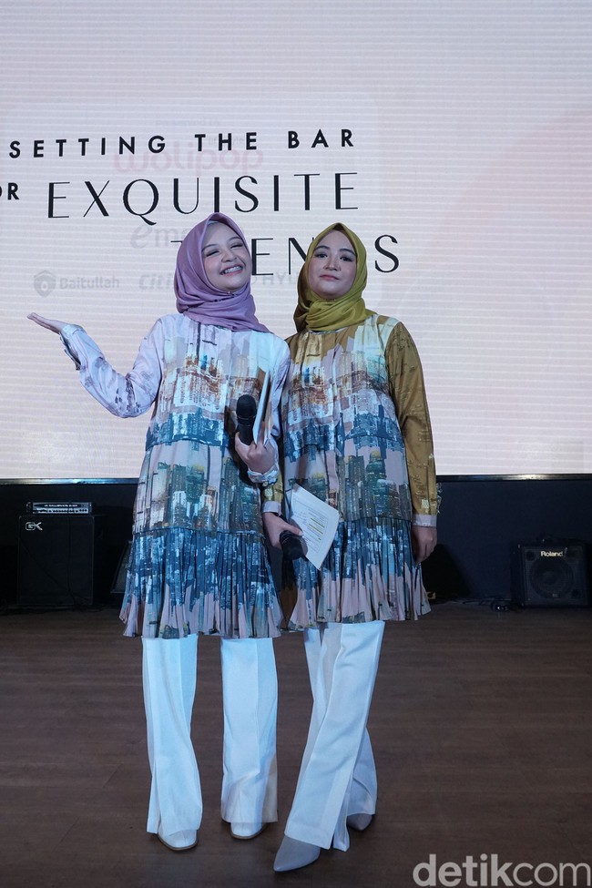 Kompak dengan sang kakak, pelawak kelahiran 12 Agustus 2004 itu juga memakai hijab segi empat voal yang dililit rapi ke belakang. Halda tampil flawless dengan makeup natural yang membuat dirinya menjadi pangling dan kalem. Halda juga mengenakan Clip Top bahan satin silk dari Ria Miranda dari butik Rumah Ayu @rumahayu warna soft pink. Foto: dok. Hijab Hunt.