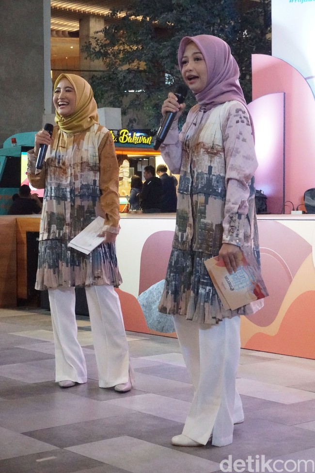 Arafah Rianti adalah seorang komika yang kocak dengan gaya bicaranya yang khas. Dia juga sering mengunggah video ketika bersama sang adik, Halda Rianta di akun media sosianya.  Foto: dok. Hijab Hunt.