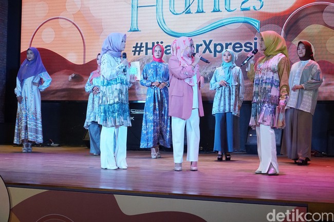Arafah dan Halda juga tampil dengan blouse bahan satin silk dan menggunakan pants warna putih. Look ini juga bisa kamu pakai untuk berbagai acara. Foto: dok. Hijab Hunt