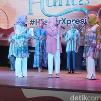 Arafah dan Halda juga tampil dengan blouse bahan satin silk dan menggunakan pants warna putih. Look ini juga bisa kamu pakai untuk berbagai acara. Foto: dok. Hijab Hunt