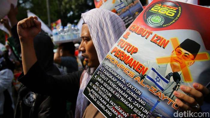 Massa Front Persaudaraan Islam (FPI) menggelar demo di Kemenag, Jakarta, Senin (26/6/2023). Massa menuntut Kemenag mencabut izin dan menutup permanen pondok pesantren Al-Zaytun.