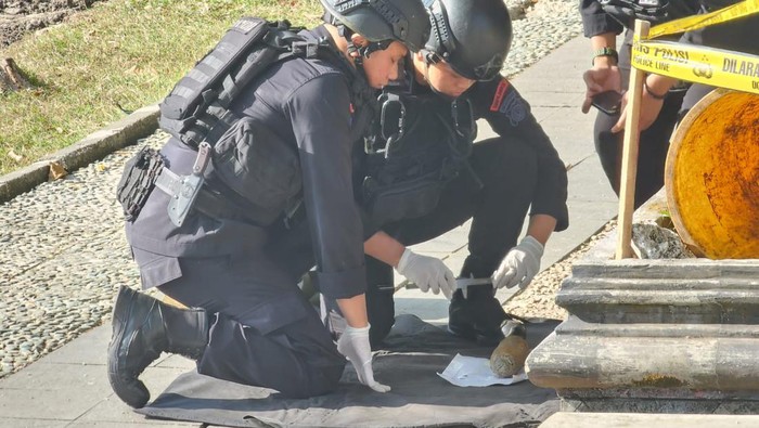 Gegana Satbrimob Polda DIY mengevakuasi mortir di Alun-alun Gunungkidul, Senin (26/6/2023).