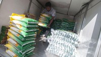 Petugas menyiapkan kebutuhan pokok pangan beras saat Gerakan Pangan Murah di Klaten, Jawa Tengah, Senin (26/6/2023). Gerakan Pangan Murah yang menyediakan berbagai jenis kebutuhan pokok pangan dan produk UMKM itu bertujuan untuk stabilisasi pasokan dan harga pangan guna pengendalian inflansi daerah. ANTARA FOTO/Aloysius Jarot Nugroho  