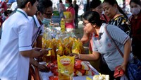 Warga membeli kebutuhan pokok saat pelaksanaan Gerakan Pangan Murah di Sesetan, Denpasar, Bali, Senin (26/6/2023). Gerakan Pangan Murah yang diselenggarakan serentak di 341 titik di 300 kabupaten/kota se-Indonesia itu sebagai upaya stabilisasi pasokan dan harga pangan. ANTARA FOTO/Fikri Yusuf  