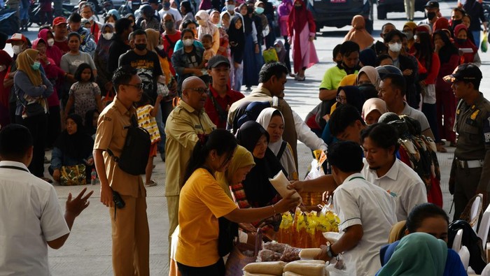 Gerakan Pangan Murah di Jawa Timur hingga Bali untuk Kendalikan Inflasi Warga mengantre untuk membeli kebutuhan bahan pangan saat digelar Gerakan Pangan Murah di Kota Madiun, Jawa Timur, Senin (26/6/2023). Penjualan berbagai bahan pokok yang dijual dengan harga di bawah harga pasar tersebut guna menekan inflasi serta mengantisipasi kelangkaan kebutuhan pangan menjalang Hari Raya Idul Adha. ANTARA/Siswowidodo/tom.