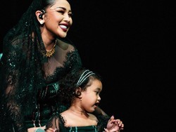 8 Momen Haru Saat Mutia Ayu dan Gewa Bertemu Glenn Fredly