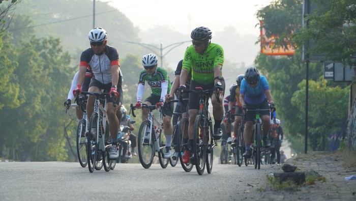 Group Ride ke-8 GFNY Bali-IFG Life Jelajahi Kota Semarang Pacu Adrenalin di Kota Nan Penuh Sejarah
Peserta Semarang Group Ride ke-8 GFNY Bali-IFG Life memacu sepeda di salah satu ruas jalan di Semarang, Jawa Tengah, Minggu (25/6/2023). Group Ride ke-8 GFNY Bali-IFG Life tersebut mengeksplorasi kota Semarang dengan menempuh jarak 50 kilometer yang dimulai dari Hotel Santika Premiere Semarang, menuju Kota Tua, Tugu Muda, tanjakan Ngaliyan, dan memasuki salah satu wilayah paling tinggi yaitu Gunung Pati (300 MdPL), Goa Kreo (350 MdPL), Kalialang, Sampangan, Kaligarang, Simpang Lima, dan kembali di Hotel Santika Premiere Semarang. Seluruh peserta mendapatkan proteksi asuransi jiwa dan kecelakaan yaitu IFG LifeSAVER dari Asuransi IFG Life yang merupakan sponsor utama GFNY Bali 2023.