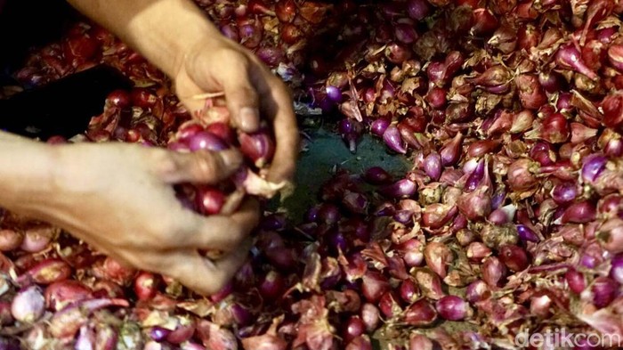 Sejumlah bahan pokok mengalami kenaikan harga saat menjelang Idul Adha. Namun, harga bawang merah-putih terpantau masih stabil. Seperti terpantau di Pasar Senen, Jakarta, Senin (26/3/2023).