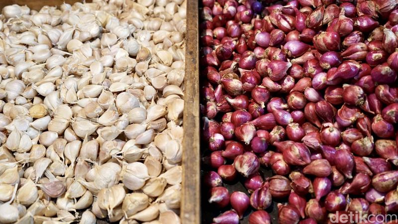 Sejumlah bahan pokok mengalami kenaikan harga saat menjelang Idul Adha. Namun, harga bawang merah-putih terpantau masih stabil. Seperti terpantau di Pasar Senen, Jakarta, Senin (26/3/2023).