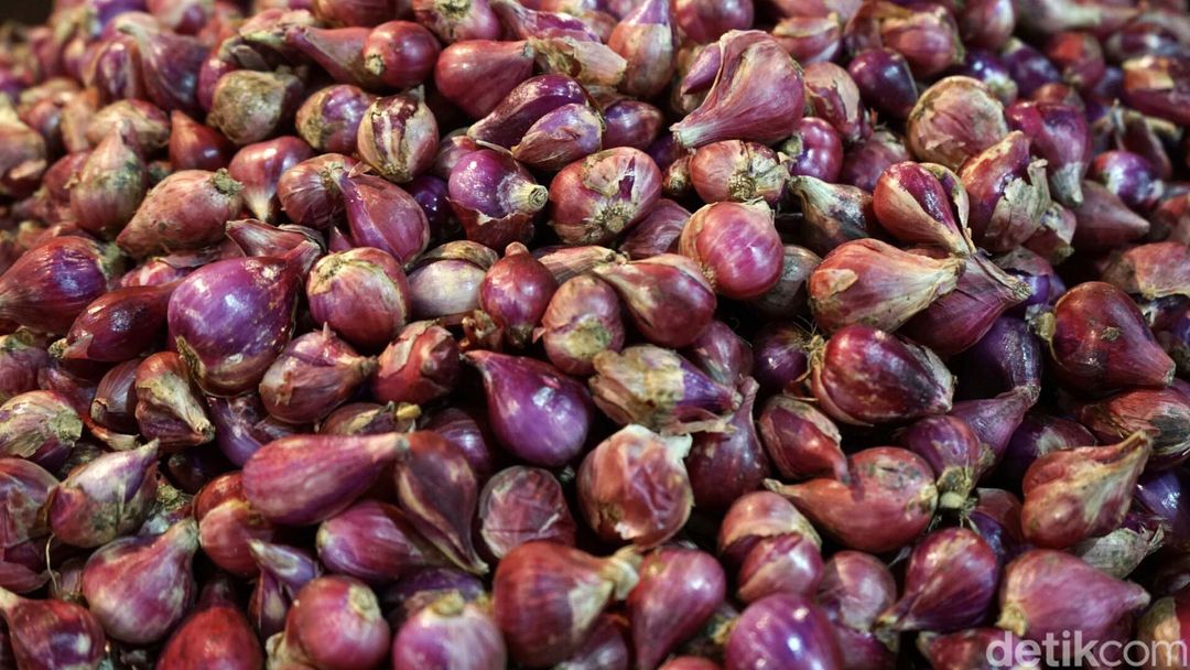 Sejumlah bahan pokok mengalami kenaikan harga saat menjelang Idul Adha. Namun, harga bawang merah-putih terpantau masih stabil. Seperti terpantau di Pasar Senen, Jakarta, Senin (26/3/2023).