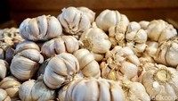 Sedangkan, untuk bawang putih dijual dengan harga Rp 35 ribu per kg.