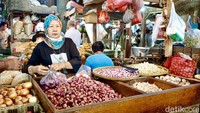 Pedagang sedang menjual bawang merah dan bawang putih di Pasar Senen, Jakarta, Senin (26/3/2023).  