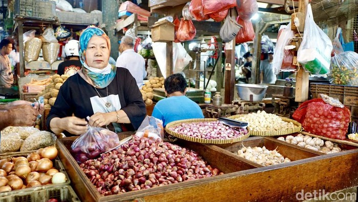 Harga Bawang Merah-Putih Stabil Jelang Idul Adha Sejumlah bahan pokok mengalami kenaikan harga saat menjelang Idul Adha. Namun, harga bawang merah-putih terpantau masih stabil. Seperti terpantau di Pasar Senen, Jakarta, Senin (26/3/2023).