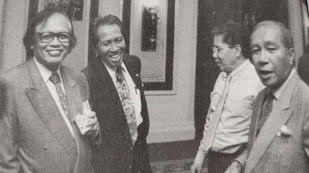 Bersama tokoh pers Jacob Oetama, Agust Parengkuan (Pemred Kompas), dan Sabam Siagian (Pemred The Jakarta Post), Februari 1998. (Repro / Arbain Rambey-Kompas)