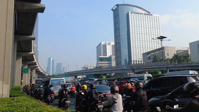 Jalan Gatot Subroto macet pagi ini