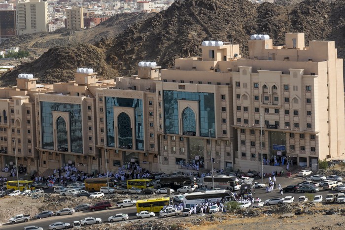 Jamaah calon haji meninggalkan hotel jelang pelaksanaan puncak haji di Mekah, Arab Saudi, Senin (26/6/2023). Calon jamaah haji dari berbagai negara mulai bergerak ke Arafah untuk melaksanakan puncak ibadah haji. ANTARA FOTO/Wahyu Putro A/tom.