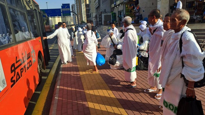 Jelang Puncak Haji, Jemaah Mulai Berangkat ke Arafah Jamaah calon haji meninggalkan hotel jelang pelaksanaan puncak haji di Mekah, Arab Saudi, Senin (26/6/2023). Calon jamaah haji dari berbagai negara mulai bergerak ke Arafah untuk melaksanakan puncak ibadah haji. ANTARA FOTO/Wahyu Putro A/tom.