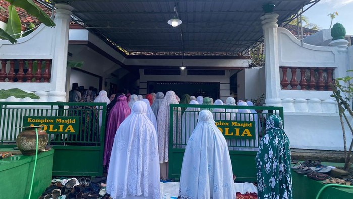 Jemaah Aolia di Kapanewon Panggang, Kabupaten Gunungkidul, melaksanakan salat Idul Adha 2023 hari ini, Senin (26/6/2023).