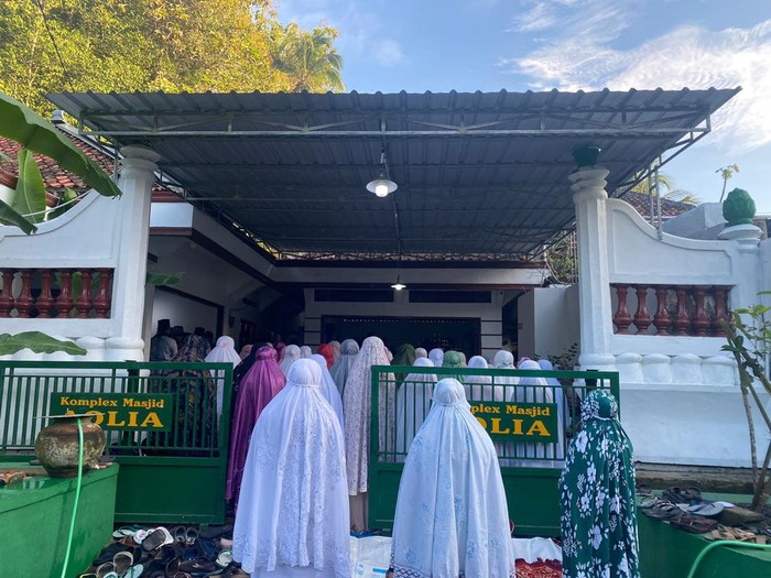 Jemaah Aolia di Kapanewon Panggang, Kabupaten Gunungkidul, melaksanakan salat Idul Adha 2023 hari ini, Senin (26/6/2023).