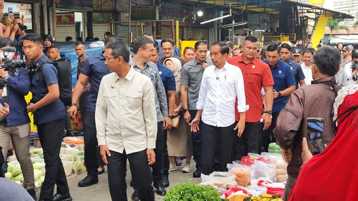 Jokowi bersama rombongan di Pasar Palmerah, Jakpus