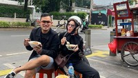 Tak hanya di restoran mewah, Juragan 99 dan istrinya juga menikmati makanan kaki lima. Sarapan bubur yang hangat menjadi kegiatannya usai sunmori. Foto: Instagram/juragan_99