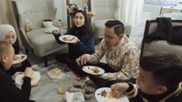 Juragan 99 juga dikenal sebagai sosok yang rendah hati. Dirinya makan lesehan bersama para karyawannya. Foto: Instagram/juragan_99