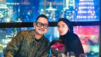 Kehangatan keluarga Juragan 99 dan Shandy, istrinya, tak pernah luntur. Makan malam yang romantis rutin dilakukannya. Foto: Instagram/juragan_99