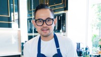 Juragan 99 juga tak sungkan memasak untuk keluarganya. Walaupun sekadar nasi goreng tetapi ia percaya diri menyajikannya. Foto: Instagram/juragan_99