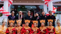 Tak hanya didatangi oleh Arief Muhammad, peresmiannya juga dihadiri oleh Prabowo Subianto. Tak lupa acara tersebut dimeriahkan oleh para penari. Foto: Instagram/juragan_99