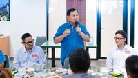 Sambil memberikan sambutan, beragam lauk pauk disajikan untuk makan bersama. Dalam meja tersebut semua fokus menyimak sambutan Prabowo Subianto. Foto: Instagram/juragan_99