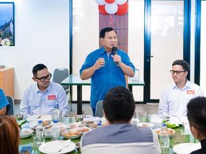 Momen Juragan 99 Makan Nasi Padang Bareng Prabowo dan Arief Muhammad
