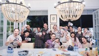 Makan malam di rumah bersama karyawannya juga sering dilakukan. Tak lupa Juragan 99 juga memberikan hadiah tambahan. Foto: Instagram/juragan_99