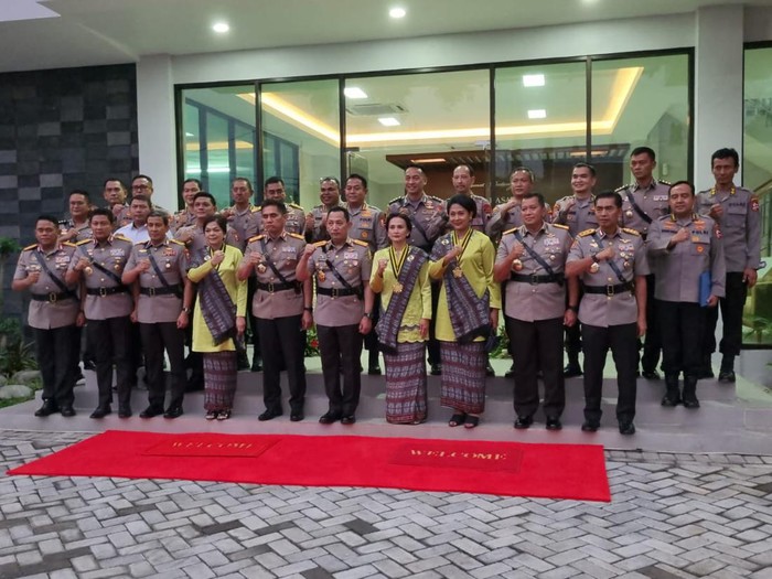 Kapolri Jendral Listyo Sigit Prabowo berfoto bersama alumni Akpol 1996 usai meresmikan Wisma Wira Satya di Akpol, Semarang, Senin (26/6/2023).