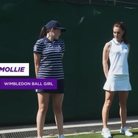 Kate yang dikenal kompetitif dalam olahraga itu juga tetap memberikan penampilan maksimalnya dalam hal busana.Meski Wimbledon belum dimulai, ibu tiga anak itu tetap mematuhi pakem pakaian yang berlaku bagi seluruh peserta dengan memakai busana serba putih from head to toe. (Foto: YouTube/Wimbledon)
