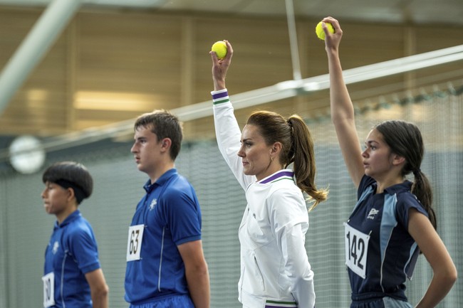 Kate Middleton juga sempat terlihat memakai jaket sporty senada saat sesi latihan di lapangan indoor. (Foto: Thomas Lovelock/AELTC via AP)