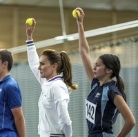 Kate Middleton juga sempat terlihat memakai jaket sporty senada saat sesi latihan di lapangan indoor. (Foto: Thomas Lovelock/AELTC via AP)