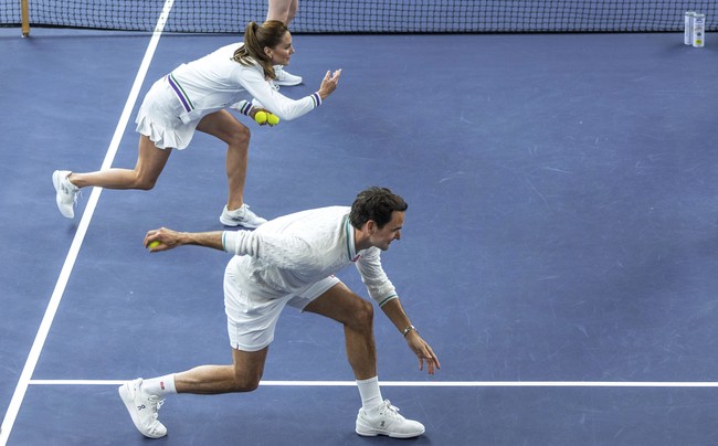 Untuk bawahan, seperti dikabarkan The Telegraph, Kate Middleton yang menjabat sebagai penyokong Wimbledon, memakai rok olahraga dari koleksi kolaborasi Adidas dan Stella McCartney. Adapun sepatunya dari Jet Mach 3 Grass Wimbledon seharga 135 pound sterling, atau hampir mencapai Rp 2,6 juta. (Foto: Thomas Lovelock/AELTC via AP)