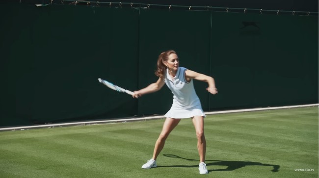 Seperti yang terabadikan dalam sebuah video yang tayang di akun YouTube Wimbledon, Sabtu (24/6/2023), keduanya pun tak melewatkan momen tersebut tanpa beradu di lapangan tenis rumput yang tersohor itu. (Foto: YouTube/Wimbledon)