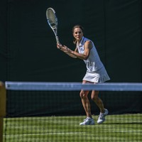 Sebuah polo-shirt putih tanpa lengan berhiaskan logo Wimbledon menjadi andalan. Tak hanya memberikan kesan stylish, atasan seharga 55 pound sterling atau sekitar Rp 1 juta itu yang dijual sebagai merchandise resmi Wimbledon juga memastikan Kate bebas bergerak saat bermain tenis. (Foto: Thomas Lovelock/AELTC via AP)