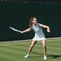 Seperti yang terabadikan dalam sebuah video yang tayang di akun YouTube Wimbledon, Sabtu (24/6/2023), keduanya pun tak melewatkan momen tersebut tanpa beradu di lapangan tenis rumput yang tersohor itu. (Foto: YouTube/Wimbledon)