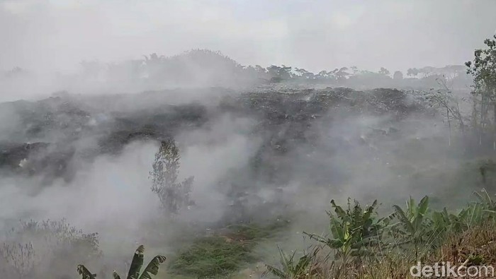 Kebakaran sampah di TPA Dermasuci, Tegal, Senin (26/6/2023).