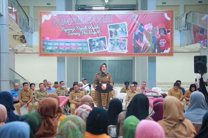 Kegiatan Sosialisasi ke Pedagang Pasar Gedhe Klaten dengan tema Kumpul Bakul Nyawiji Ngudi Rejeki Sareng Ibu Bupati diselenggarakan di Pasar Gedhe, Senin siang (26/6/2023).