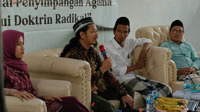 Ken Setiawan pendiri NII Crisis Center sedang diskusi di forum Silaturahmi Kebangsaan