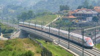 Pada satu rangkaian KCJB terdiri dari 8 kereta penumpang dengan total kapasitas tempat duduk sebanyak 601 kursi, dengan penggandengan dua rangkaian KCJB maka total panjang rangkaiannya menjadi 16 kereta sehingga jumlah tempat duduk yang tersedia menjadi 1.202 tempat duduk.   