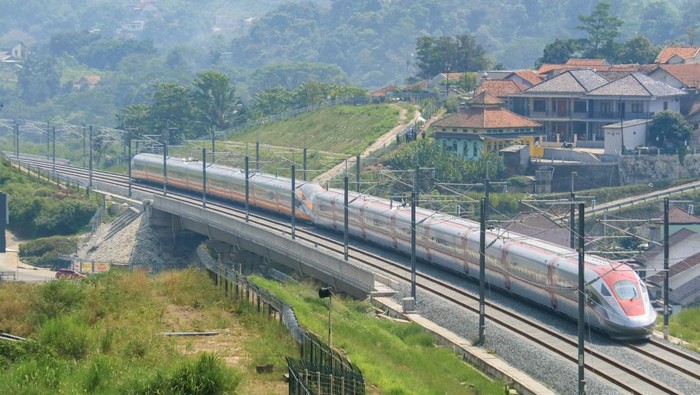 Rangkaian Comprehensive Inspection Train (CIT) atau Kereta Inspeksi dan Electric Multiple Unit (EMU) atau Kereta Penumpang digandengkan dalam rangka uji coba Kereta Cepat Jakarta-Bandung  pada Minggu (25/6).